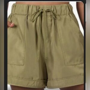 Woven high waisted, a line shorts